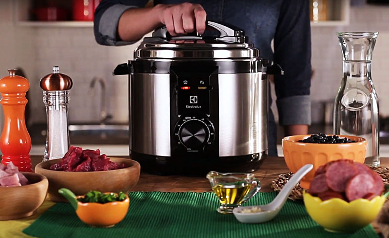 Cozinhando com a Panela Elétrica de Pressão Electrolux PCE20 de Aço Inox Escovado com 5 litros de capacidade.